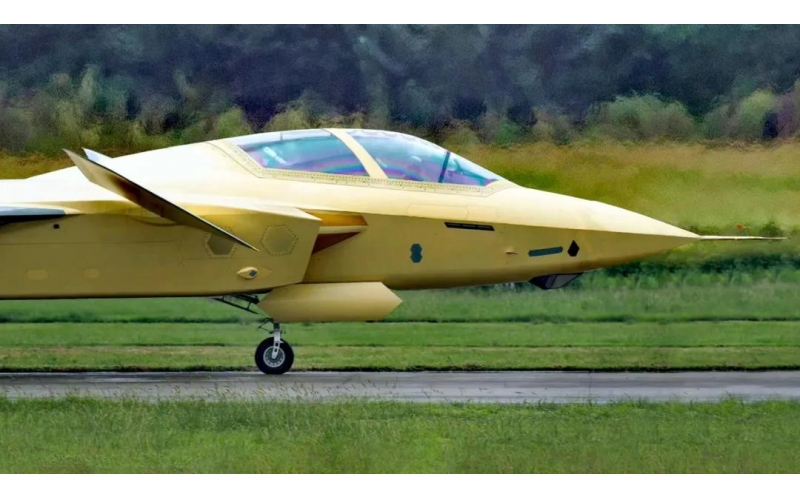 殲20雙座型實體機首次曝光，將與攻擊11協同作戰